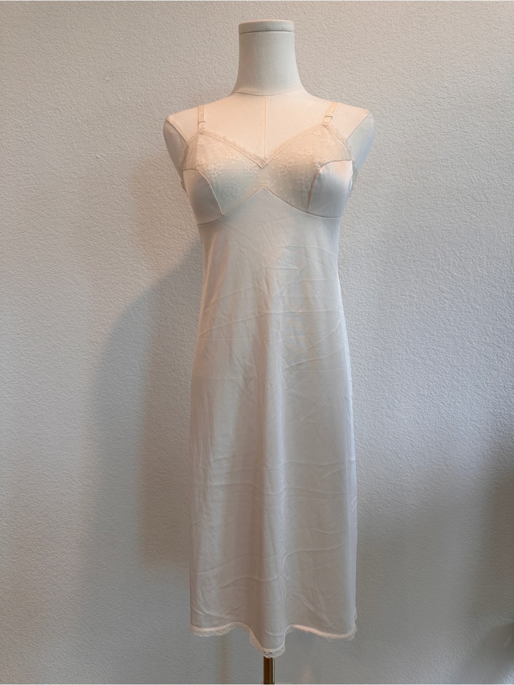 Vintage Vanity Fair Ivory Nylon Full Slip Lace Trim Adjustable Straps Size 32
